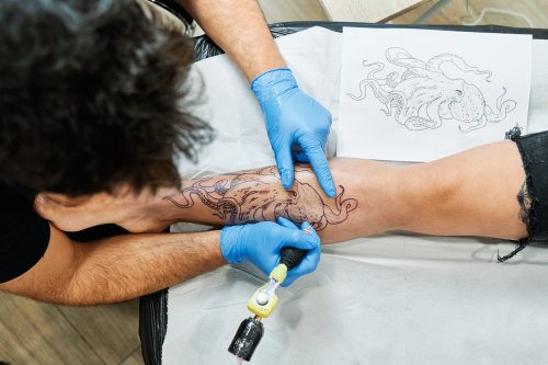 Sieben Stellen, an denen Tattoos eher schnell verblassen und sieben Stellen, die besser geeignet sind