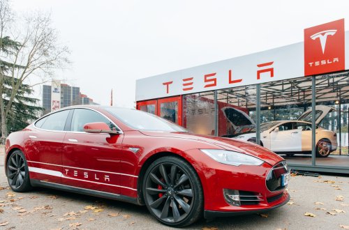 Tesla reduziert Reichweite beim Auto und fordert „Lösegeld“ von 4500 Dollar, um sie wieder freizugeben