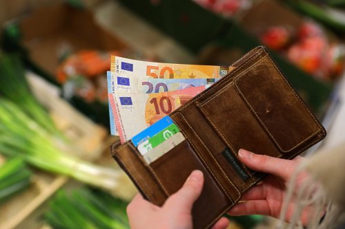 Immer mehr Menschen heben Geld an der Supermarktkasse ab – zum Nachteil der Unternehmen