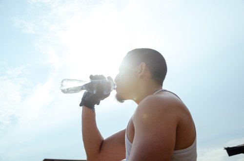 Ernährungsberater für Elite-Sportler erklärt, warum ihr ab 16 Uhr weniger Wasser trinken solltet