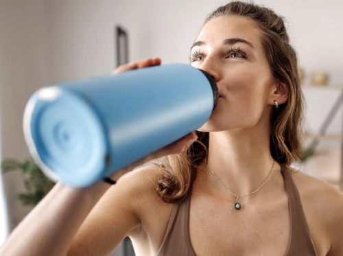 Besser als viel Wasser trinken: Diese drei Tipps sorgen wirklich für reine Haut, laut einem Dermatologen