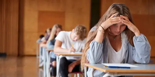 Ein Schulpsychologe verrät Tipps, die euch gegen Prüfungsangst helfen