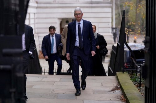 Donald Trump will, dass Apple seine iPhones in den USA baut – doch CEO Tim Cook will dafür Roboter-Arme