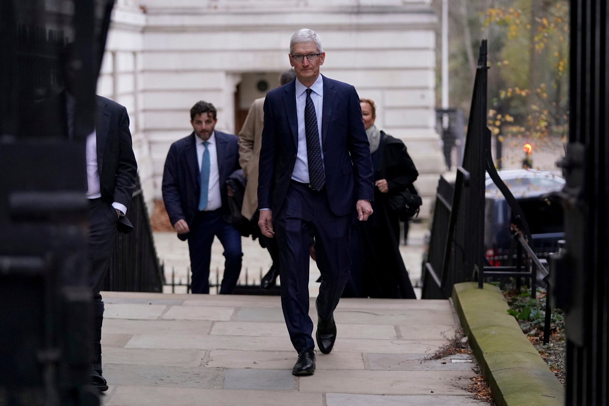 Donald Trump will, dass Apple seine iPhones in den USA baut – doch CEO Tim Cook will dafür Roboter-Arme