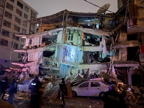 Mehr als 1400 Tote nach heftigen Erdbeben in der Türkei und in Syrien