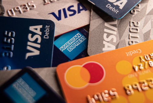 Bei Zahlungen mit Karte dürfen Händler keine Extra-Gebühr verlangen — viele machen es trotzdem