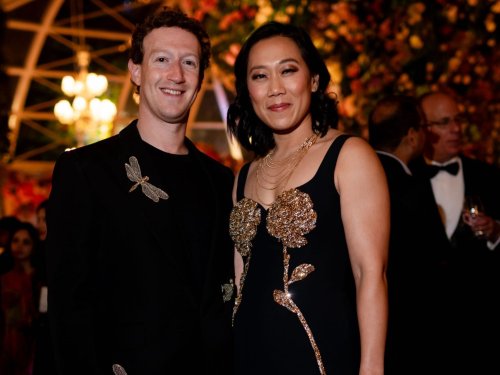 "Lauter Luxus": So traten die Zuckerbergs bei den opulenten Hochzeitsfeierlichkeiten der Milliardärsfamilie Ambani auf