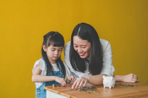 Kita-Kosten, Schulessen, Bekleidung: So viel Geld geben Eltern durchschnittlich für ihre Kinder aus