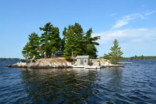 Ihr könnt eine private Insel in Kanada für weniger als eine Million Dollar kaufen – so sieht sie aus