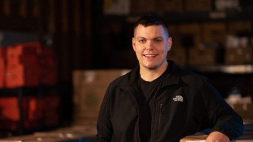 Ein 28-Jähriger kauft Lagerware billig ein und verkauft sie über Amazon – nun ist er Umsatz-Millionär und verrät sein Erfolgsgeheimnis
