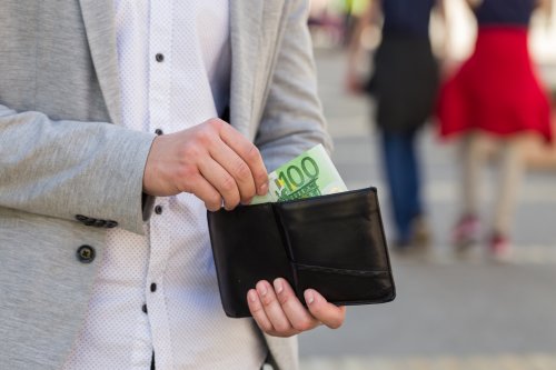 Psychologe erklärt, warum ihr immer einen 100-Euro-Schein bei euch tragen solltet