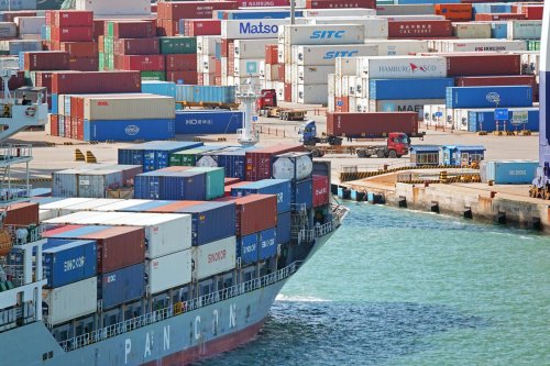 Entspannung im Welthandel: Frachtkosten für Container fallen Richtung Vor-Corona-Niveau, Staus vor Häfen lösen sich auf