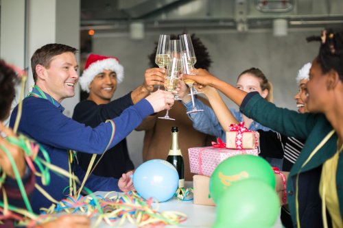 Alkohol, Dresscode, Tanzen: Dos and Don'ts für Chefs und Chefinnen auf der Weihnachtsfeier