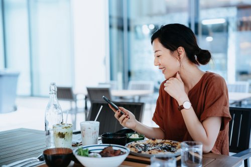 Kann man sich erfolgreich essen? Eine Gesundheitswissenschaftlerin gibt Tipps für die richtige Ernährung im Büro