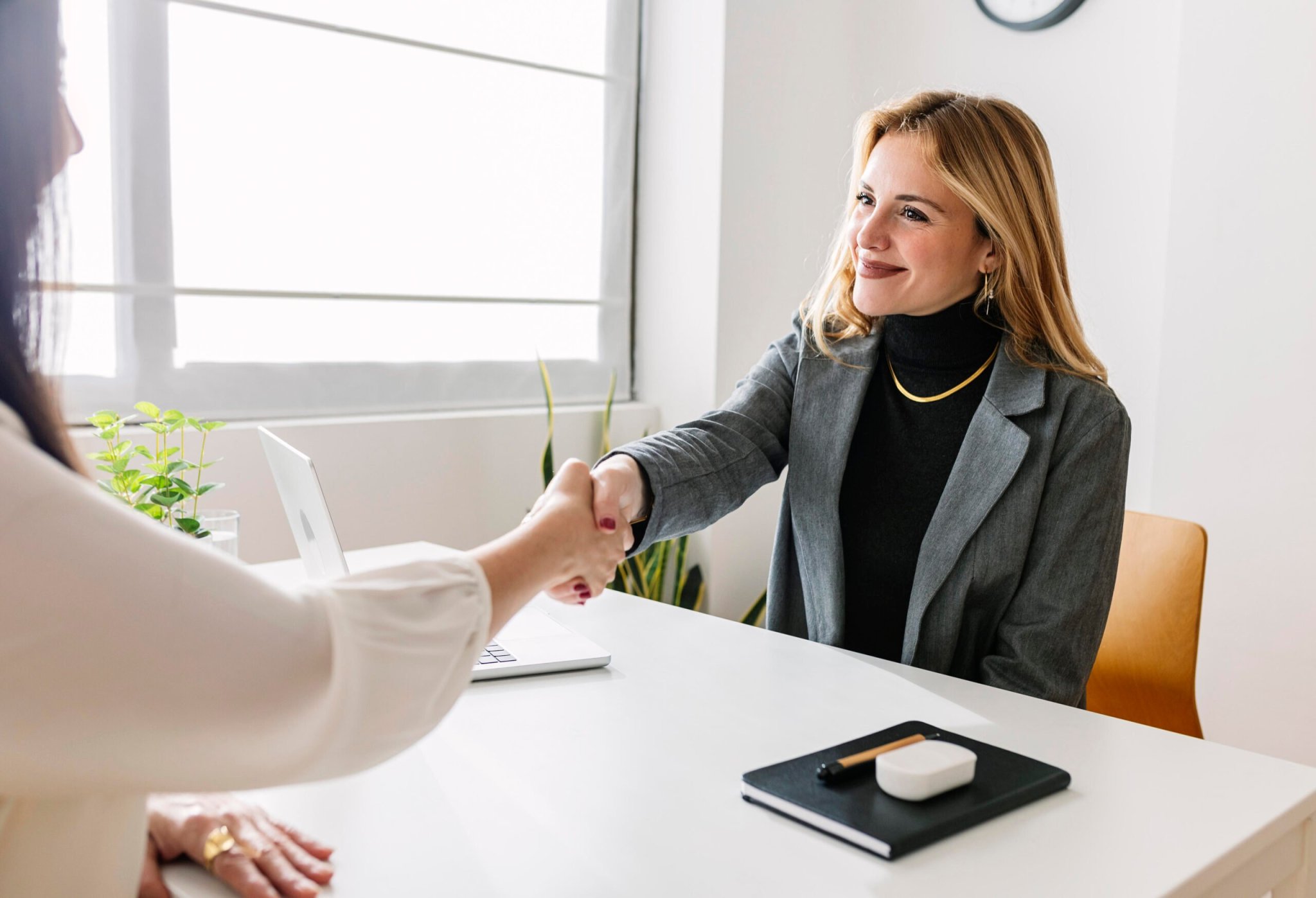 Diese Sache macht kaum jemand nach dem Bewerbungsgespräch – dabei kann sie euch helfen, den Job zu bekommen