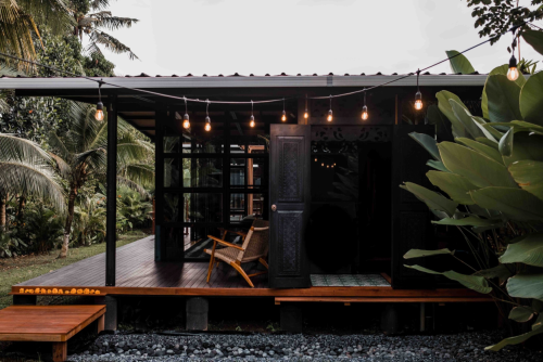 Paar besucht Bali dreimal hintereinander — und baut sich modernes Haus im Dschungel der Insel