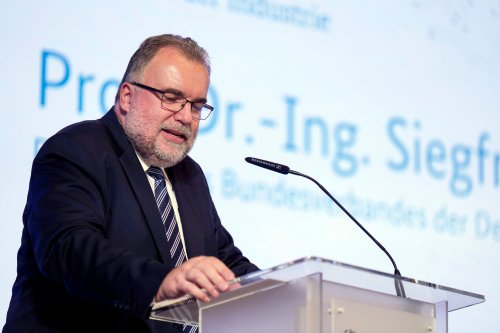 „Wesentliche Teile der deutschen Industrie stehen auf dem Spiel“: Fassungsloser BDI-Chef attackiert in Wutrede Energiepolitik