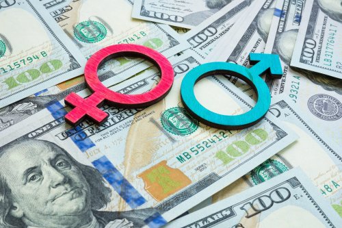 Ein Mann und eine Frau, die im TV über Frauenfeindlichkeit diskutierten, erfuhren live, dass sie für den Auftritt weniger Geld bekam als er