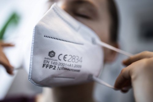 6 Geimpfte, die trotzdem Covid-19 bekamen, erzählen, wo sie sich angesteckt haben
