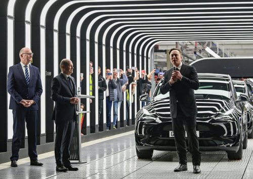 Kaum Zeit, um auf die Toilette zu gehen: Mitarbeiter der Tesla-Fabrik in Grünheide fordern bessere Arbeitsbedingungen