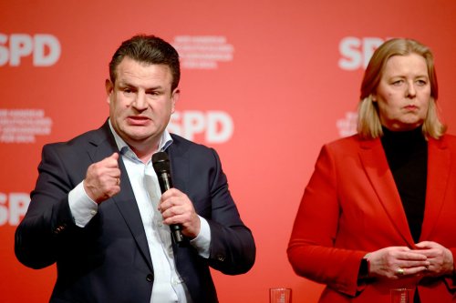 Jobcenter und Unternehmen sehen Licht am Arbeitsmarkt – doch unter der Oberfläche gebe es „tiefe Risse“, warnt ein Ökonom