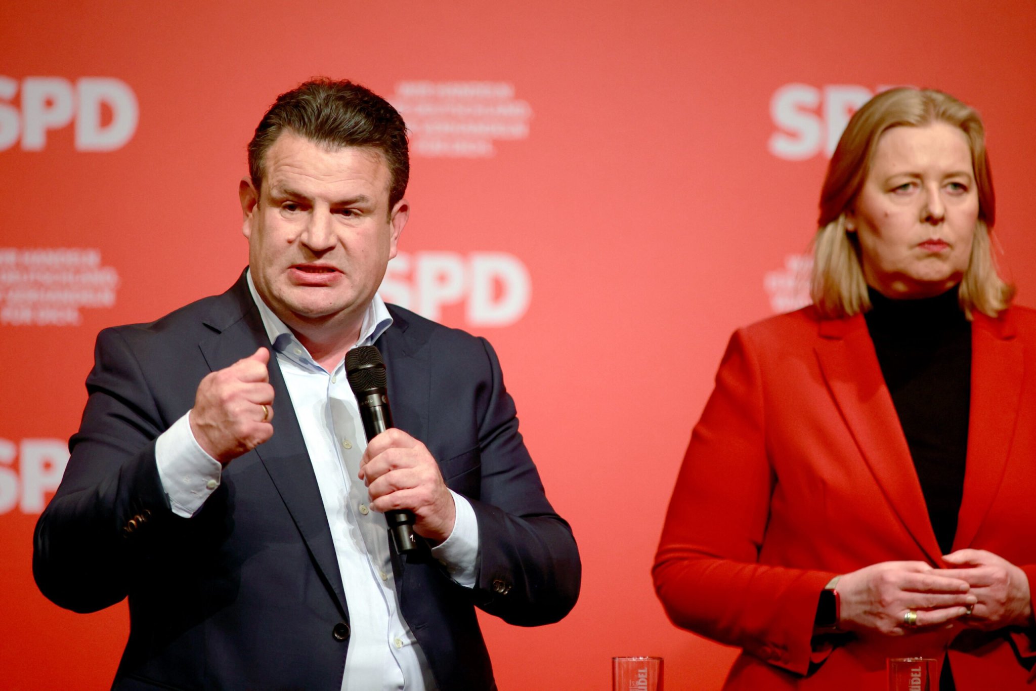 Jobcenter und Unternehmen sehen Licht am Arbeitsmarkt – doch unter der Oberfläche gebe es „tiefe Risse“, warnt ein Ökonom