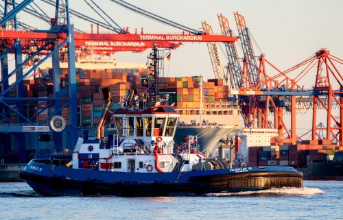 Vor dem Hamburger Hafen stauen sich die Schiffe wegen überfüllter Lager — immerhin die Ever Given ist schon wieder auf See