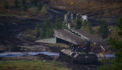 Er schießt nicht, kann aber 22 Meter lange Brücken bauen: Deutschland will fünf Spezialpanzer an die Ukraine liefern