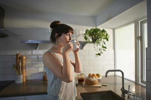 Auf keinen Fall andersherum, sonst könnte eure Gesundheit darunter leiden: Warum ihr vor dem Kaffeetrinken eure Zähne putzen solltet