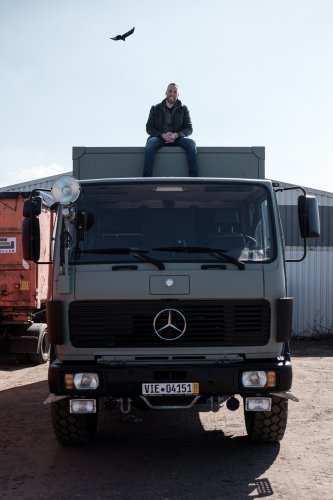 Dieser 29-Jährige baut einen LKW zum Wohnmobil um und will um die Welt reisen – wie er sein Geld verdient und was er anderen raten würde