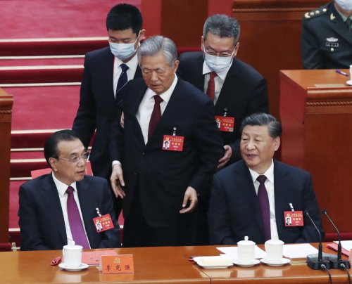 Xi ließ ihn vor der Weltpresse vom Parteitag abführen: Chinas Ex-Staatschef Hu Jintao ist wieder aufgetaucht