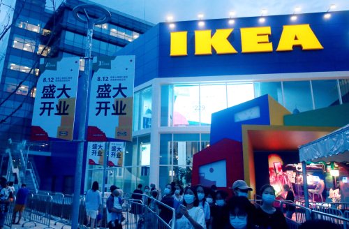 Massenpanik im Ikea: Shanghaier Polizei will alle Kunden wegen eines Corona-Falls einsperren