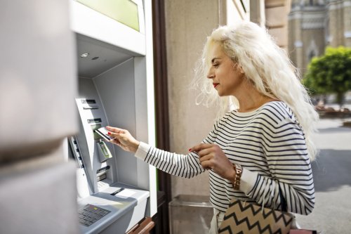 So oft heben Deutsche im Monat Bargeld am Bankautomaten ab