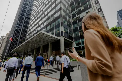JPMorgan: Angst vor Entlassungen wegen Präsenzpflicht