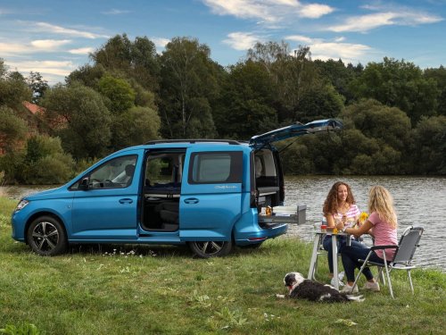 So sieht das neue VW-Wohnmobil Caddy California von innen aus — es hat eine Küche und ein Bett