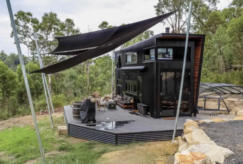 Dieses Paar baute ein ultramodernes Tiny House in den Bergen für 58.000 Dollar – hier könnt ihr einen Blick hineinwerfen