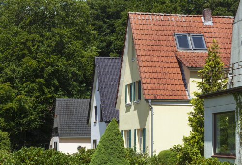 Ein Einfamilienhaus wurde per Zwangsversteigerung für über zwei Millionen Euro verkauft: Darum bot sogar der Besitzer mit