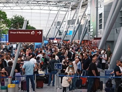 Lange Warteschlangen & Personalmangel: Schon jetzt herrscht in Spitzenzeiten Chaos an den Flughäfen – so wird der Sommer