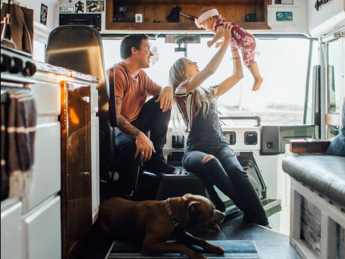Dieses Paar lebt mit Tochter und Hund in einem umgebauten Bus — so luxuriös sieht ihr Tiny House auf Rädern von innen aus