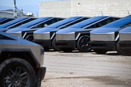 Tesla fährt Cybertruck-Produktion herunter und versetzt Mitarbeiter