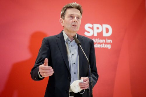 SPD rückt vorsichtig von einer allgemeinen Impfpflicht ab — Fraktionschef spricht erst von Altersgrenze und dann von Volljährigen