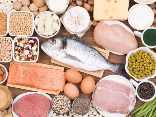 Diese Tabelle zeigt, wie viel Eiweiß pro Portion in 20 verschiedenen Lebensmitteln steckt – von Lachs und Steak bis hin zu Tofu und Bohnen