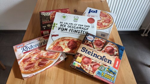 Gustavo Gusto gegen Wagner, Oetker und Discounter-Ware: Wir haben fünf Salami-Pizzen aus dem Tiefkühlregal getestet und verraten, welche die beste ist