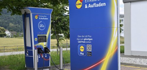 An diesem Wochentag solltet ihr euer E-Auto bei Lidl, Aldi und Rewe laden, zeigt eine Erhebung