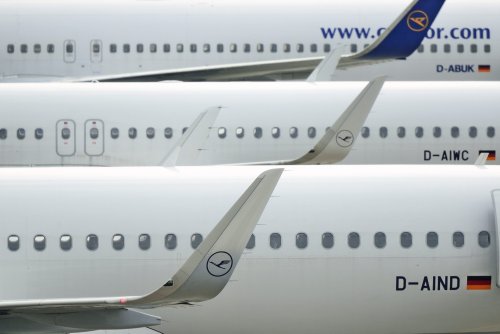 Das bedeuten die Buchstaben und Zahlen auf Flugzeugen wirklich – und das könnt ihr damit machen