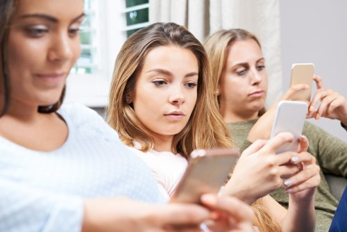 Klapphandy statt Smartphone: Warum Gen Z beim Trend namens „Appstinenz“ mitmacht