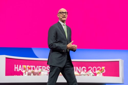 „Ich wäre stolz, wenn Europa das auch täte“: Telekom-Chef überrascht mit Lob für Trump-Politik – und erntet Kritik