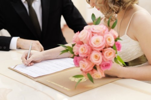 Drei von vier Frauen geben bei der Heirat ihre Nachnamen ab – aus diesen Gründen