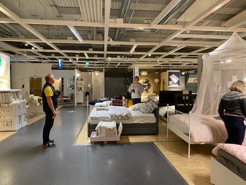 Übernachtungsparty bei Ikea – in Dänemark wurden 31 Menschen eingeschneit und konnten eine Nacht im Möbelhaus schlafen