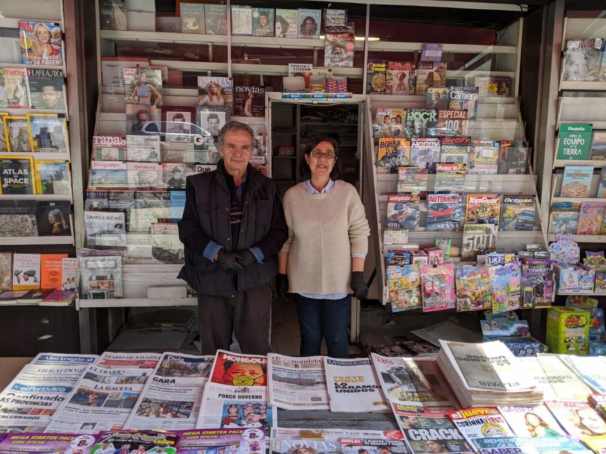 "Vengo a trabajar con precaución, pero no con miedo", dice un quiosquero del centro de Madrid, cuyas ventas repuntan porque los clientes se llevan los periódicos de dos en dos
